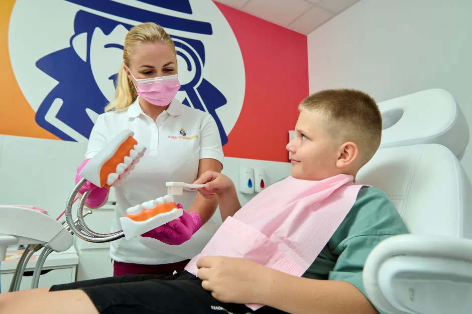 młody dentysta w gabinecie