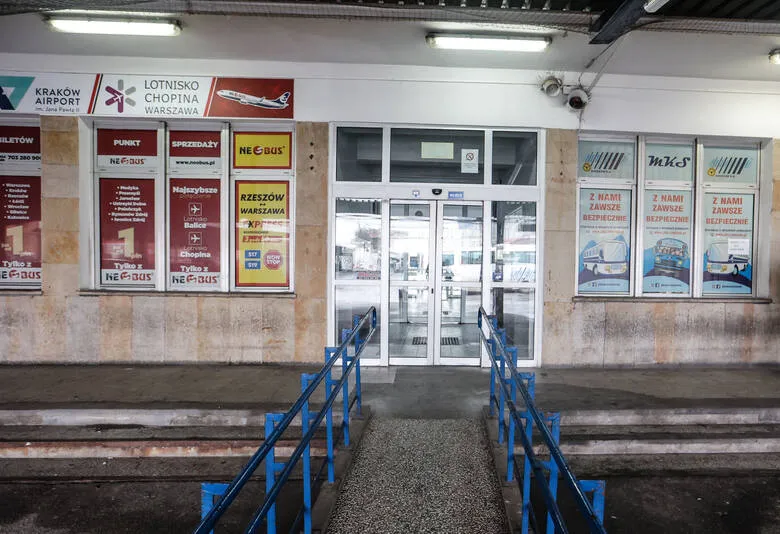 Dworzec PKS Rzeszów wnętrze tablica odjazdów