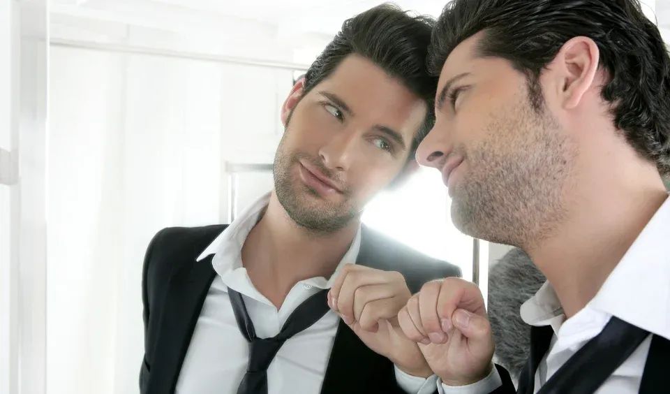 wpływ narcyzmu na relacje międzyludzkie