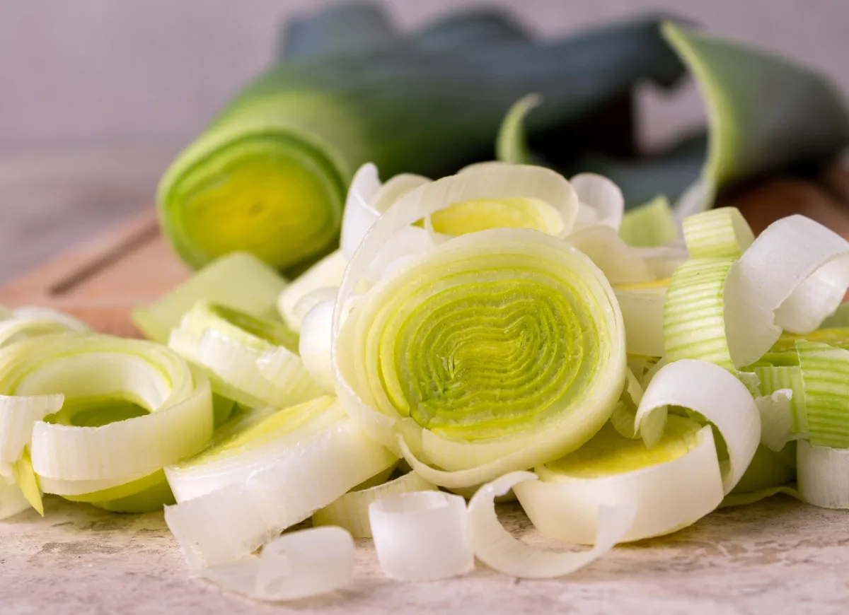 krojenie pora do sałatki