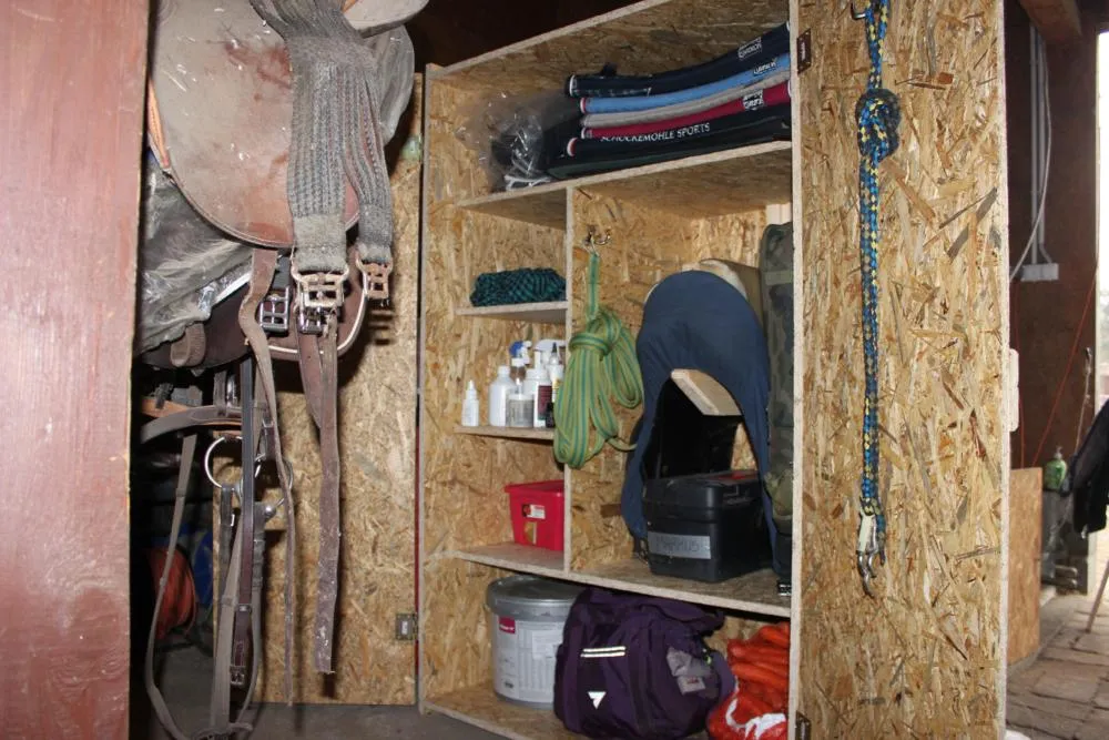 szafa na sprzęt jeździecki wnętrze organizacja