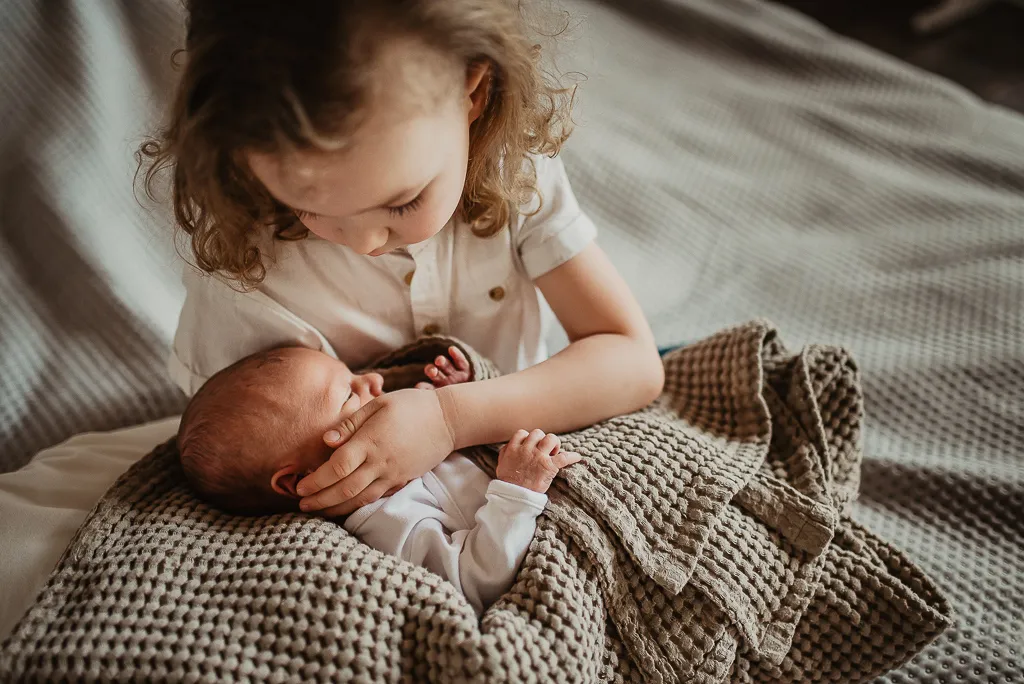 dziecko pozuje naturalnie w domu