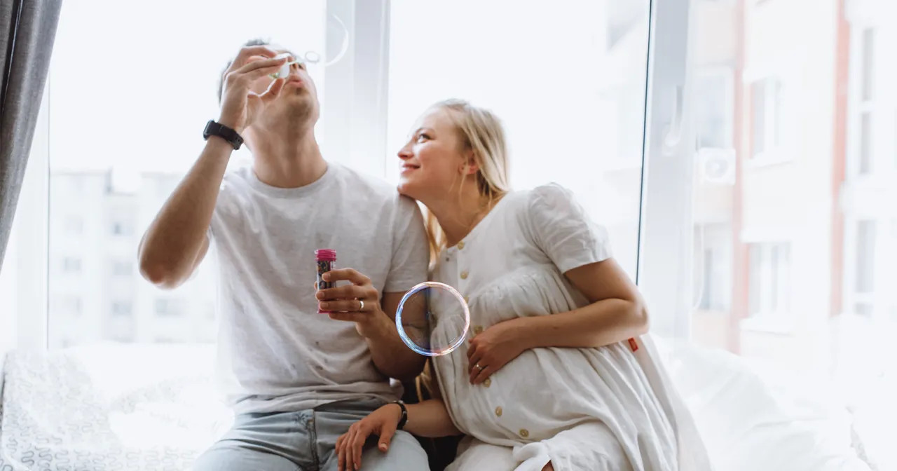 Para rozmawiająca o ciąży, mężczyzna wspierający partnerkę