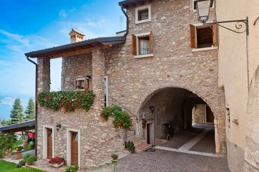 San Zeno di Montagna centro storico contrade pietra