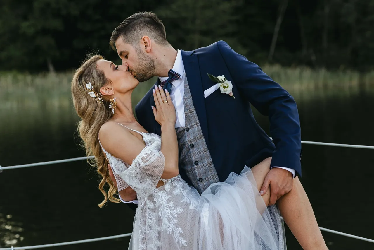 para młoda rozmawiająca z fotografem, uśmiechy