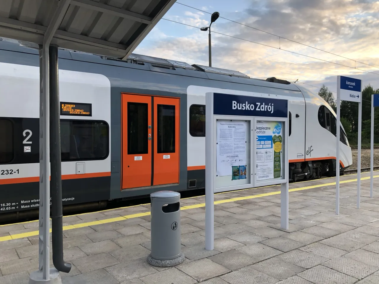 Pociąg do Buska Zdroju na peronie. Informacja o trasie i rozkładzie jazdy. Jak dojechać pociągiem do Buska Zdroju? Tu znajdziesz odpowiedź.