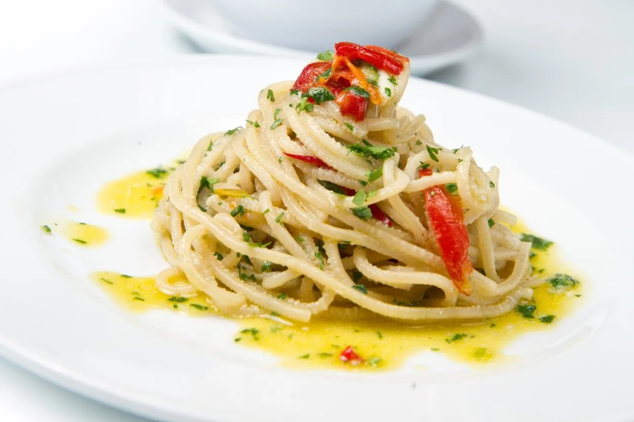 spaghetti aglio e olio z pietruszką