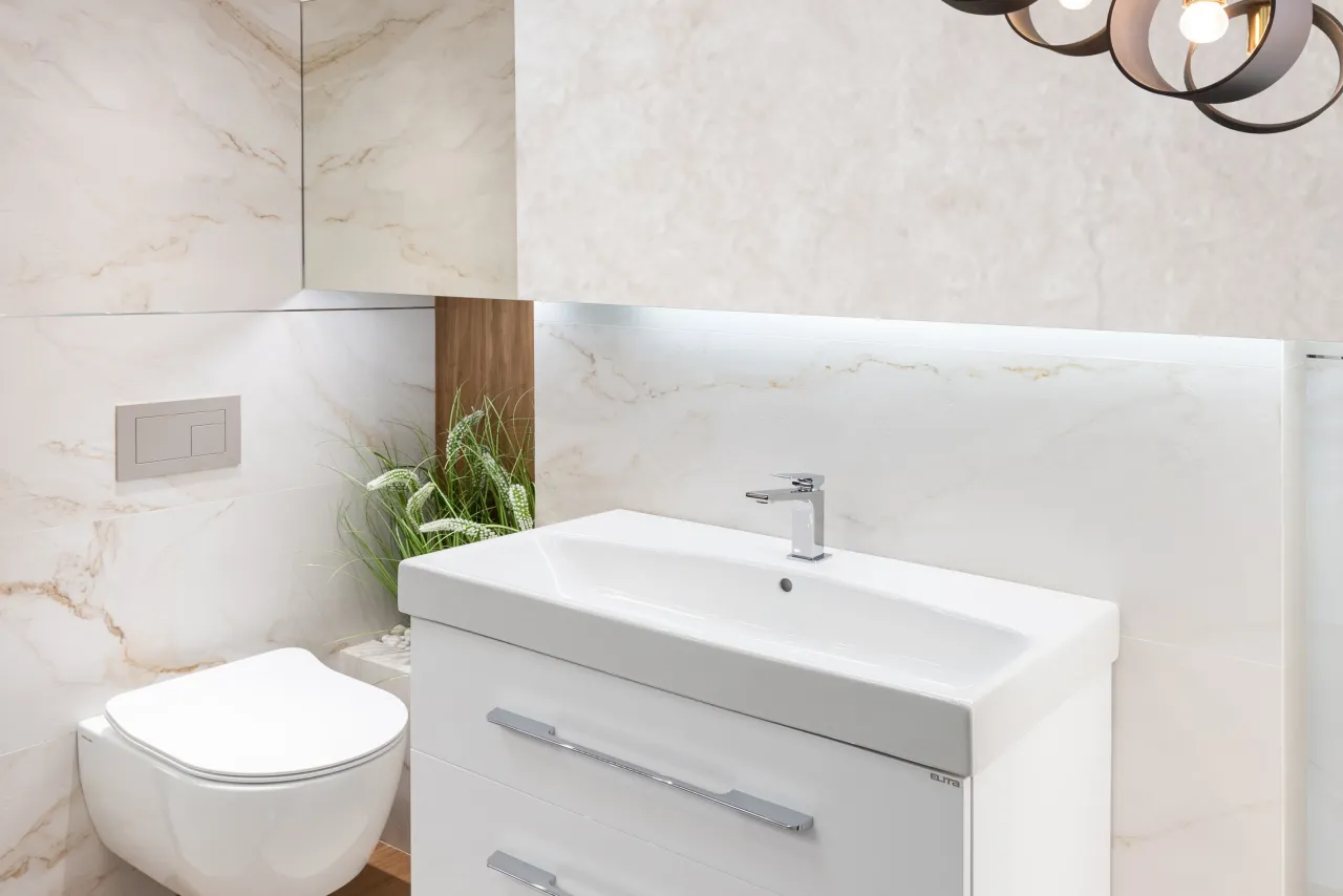 mała łazienka optyczne powiększenie płytki