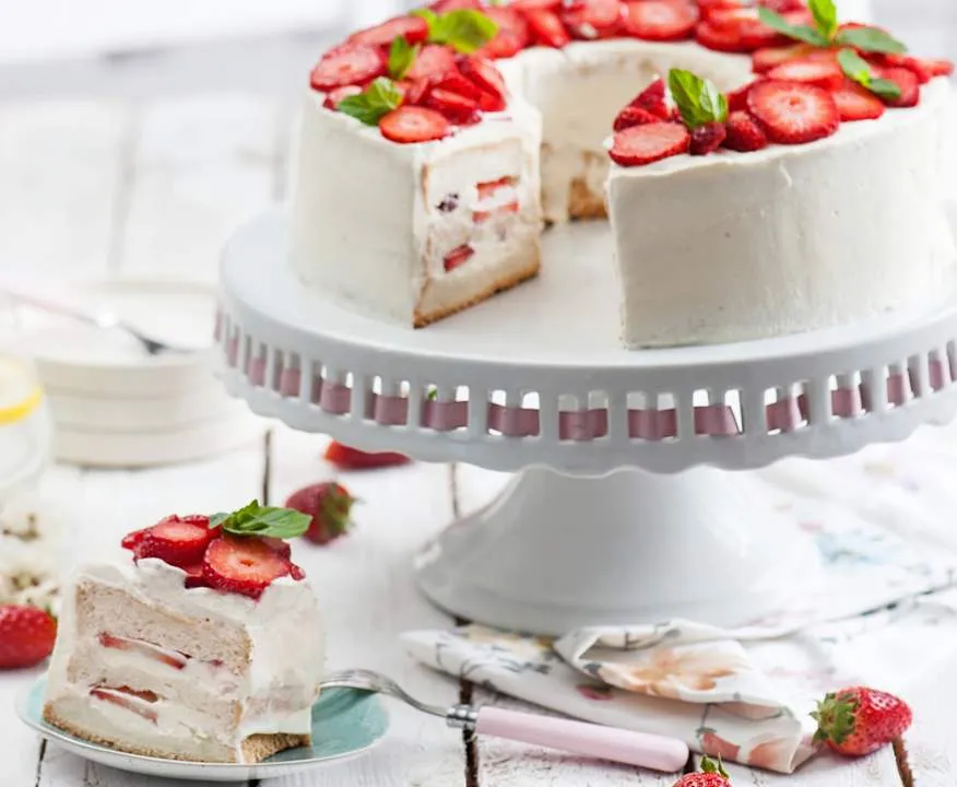 anielskie ciasto z owocami i bitą śmietaną