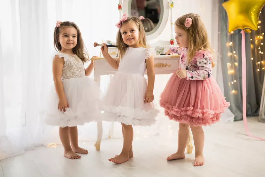 elegancko ubrana dziewczynka na weselu w ogrodzie