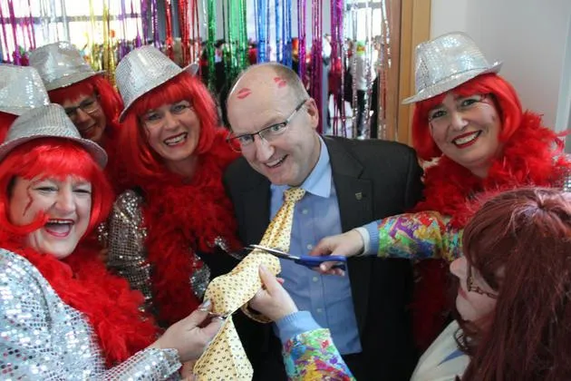 Kobiety obcinające krawaty w Weiberfastnacht