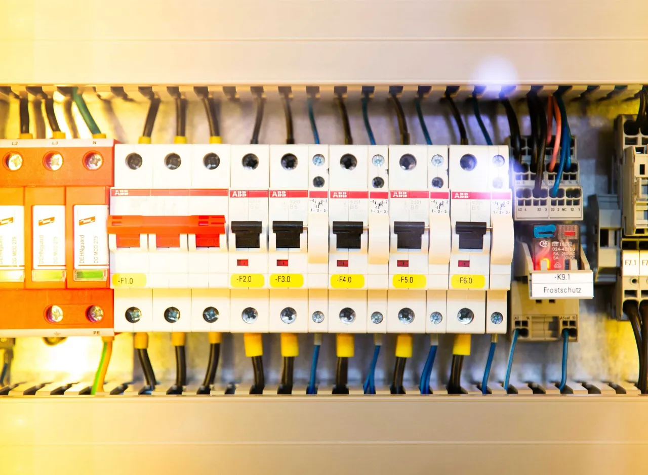Wywaliło korki? Zobacz, jak włączyć bezpieczniki w skrzynce elektrycznej. Widać przewody i wyłączniki ABB.
