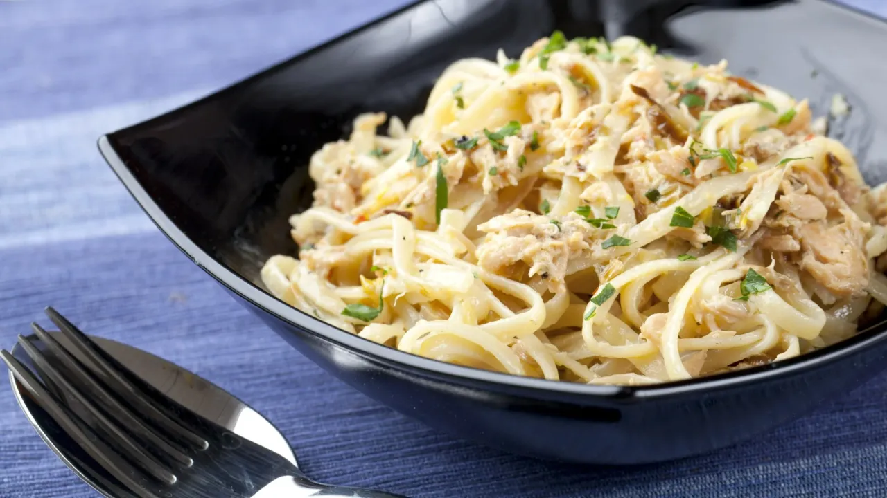 Makaron z kurczakiem w kremowym sosie, posypany natką pietruszki. Idealne danie, gdy zastanawiasz się, co ugotować na obiad.