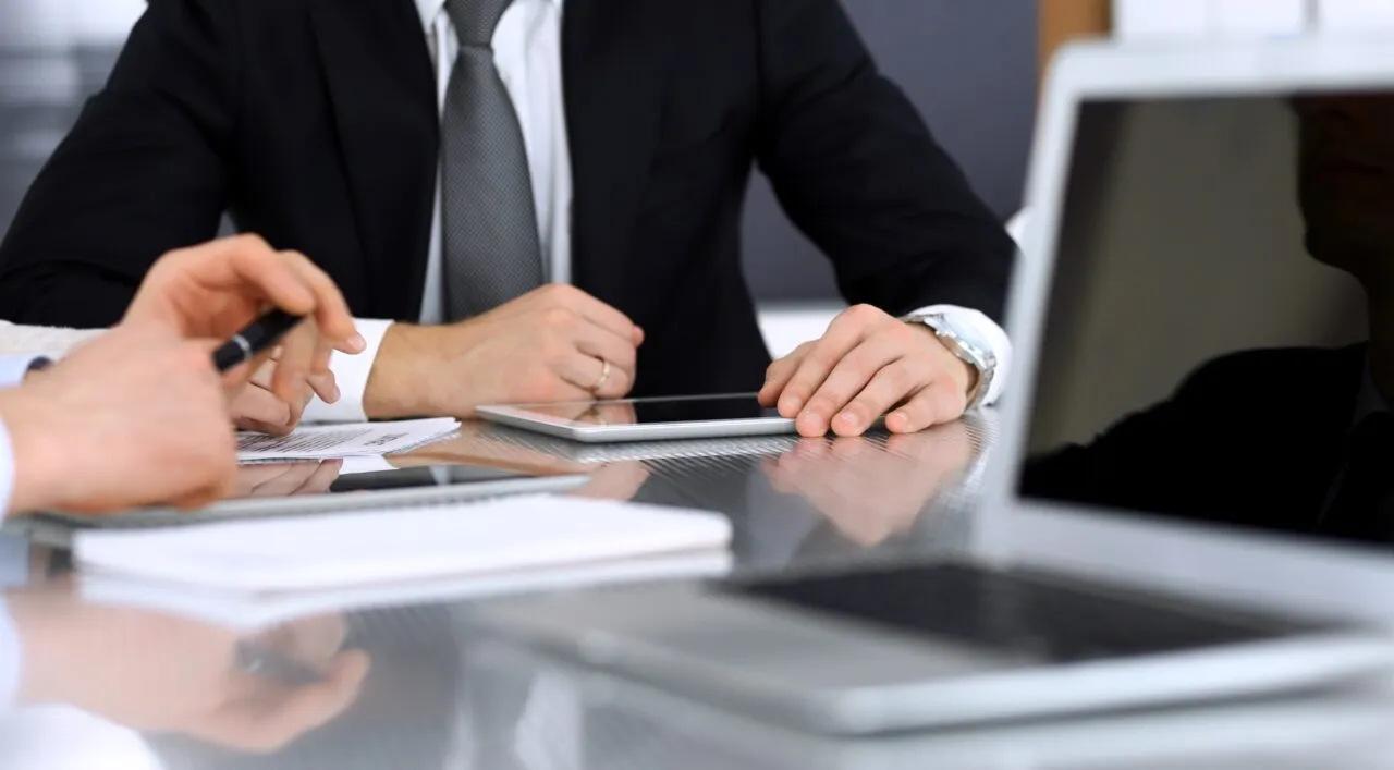 Pracownicy w biurze po ogłoszeniu upadłości firmy