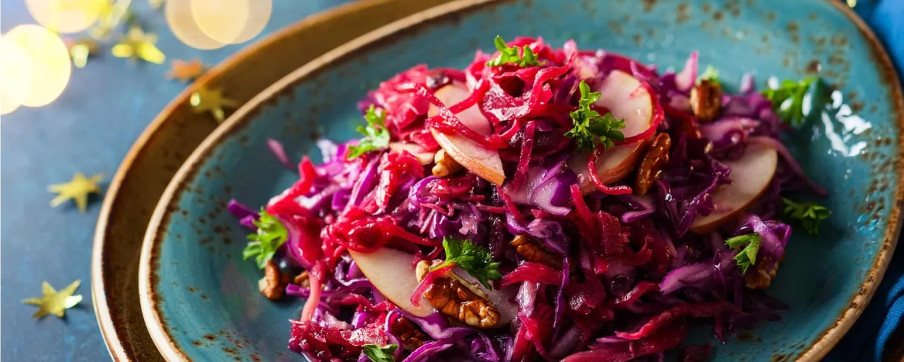 sur&oacute;wka z czerwonej kapusty z jabłkiem i orzechami