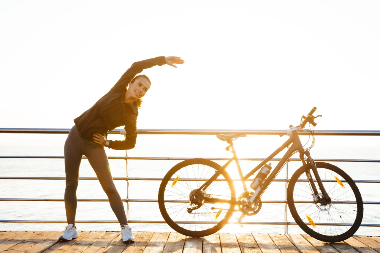 Osoba wykonująca rozgrzewkę przed rozciąganiem