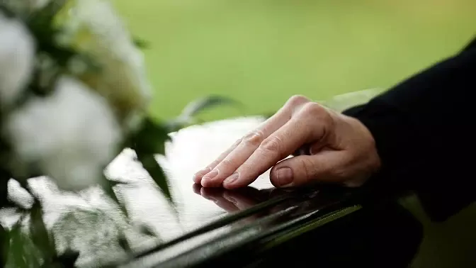 Zdjęcie Kogo pożegnać na pogrzebie? Kluczowe osoby, które warto uhonorować