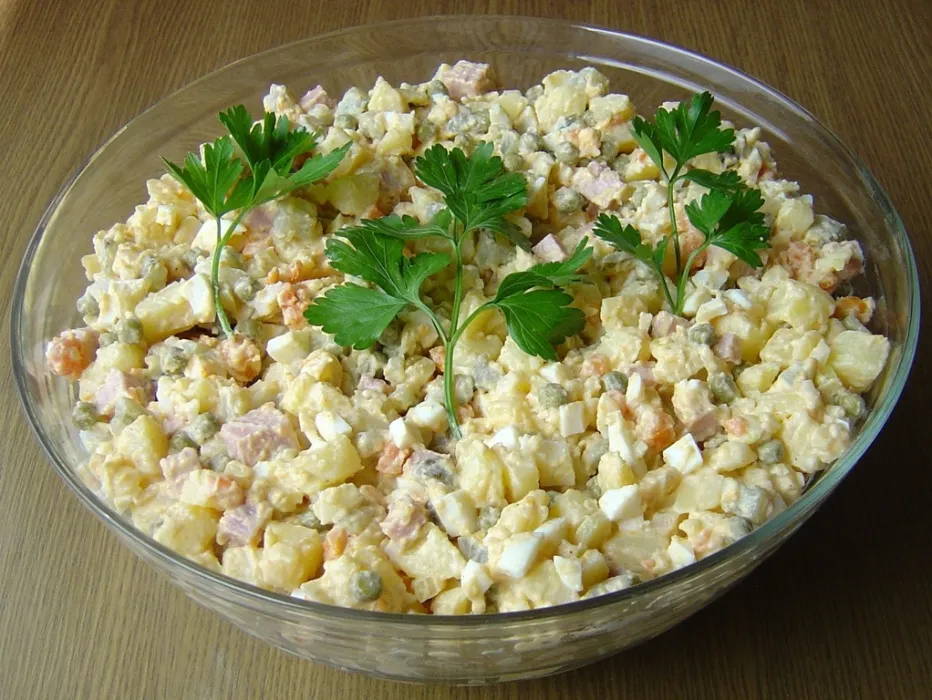 Tradycyjna sałatka ziemniaczana z majonezem