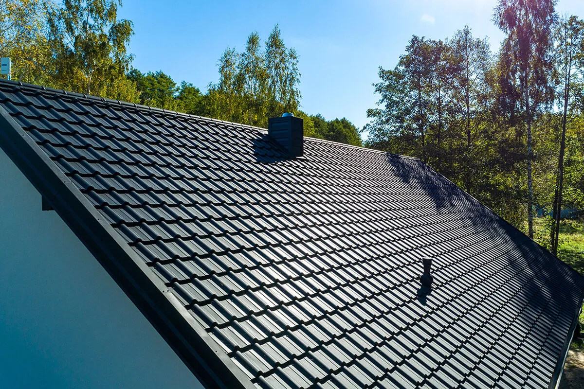 Dachówka ceramiczna vs blachodachówka