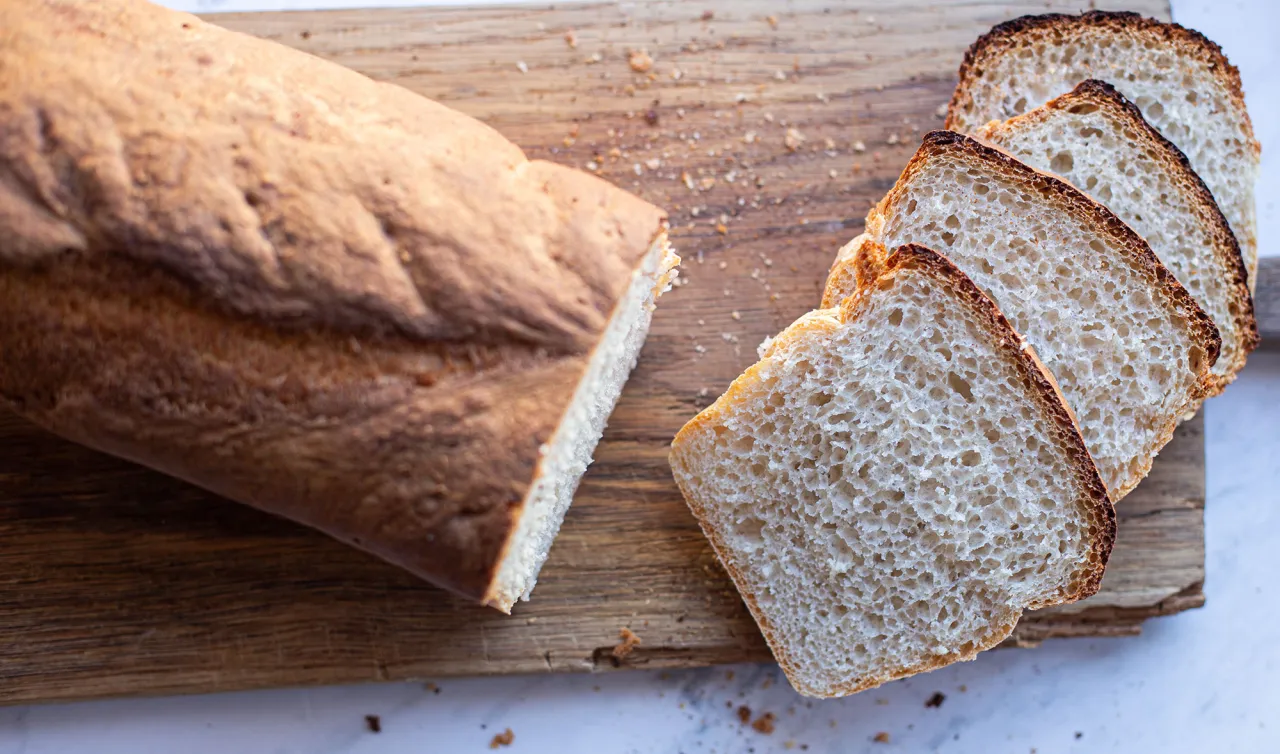 chleb z chrupiącą sk&oacute;rką przekr&oacute;j
