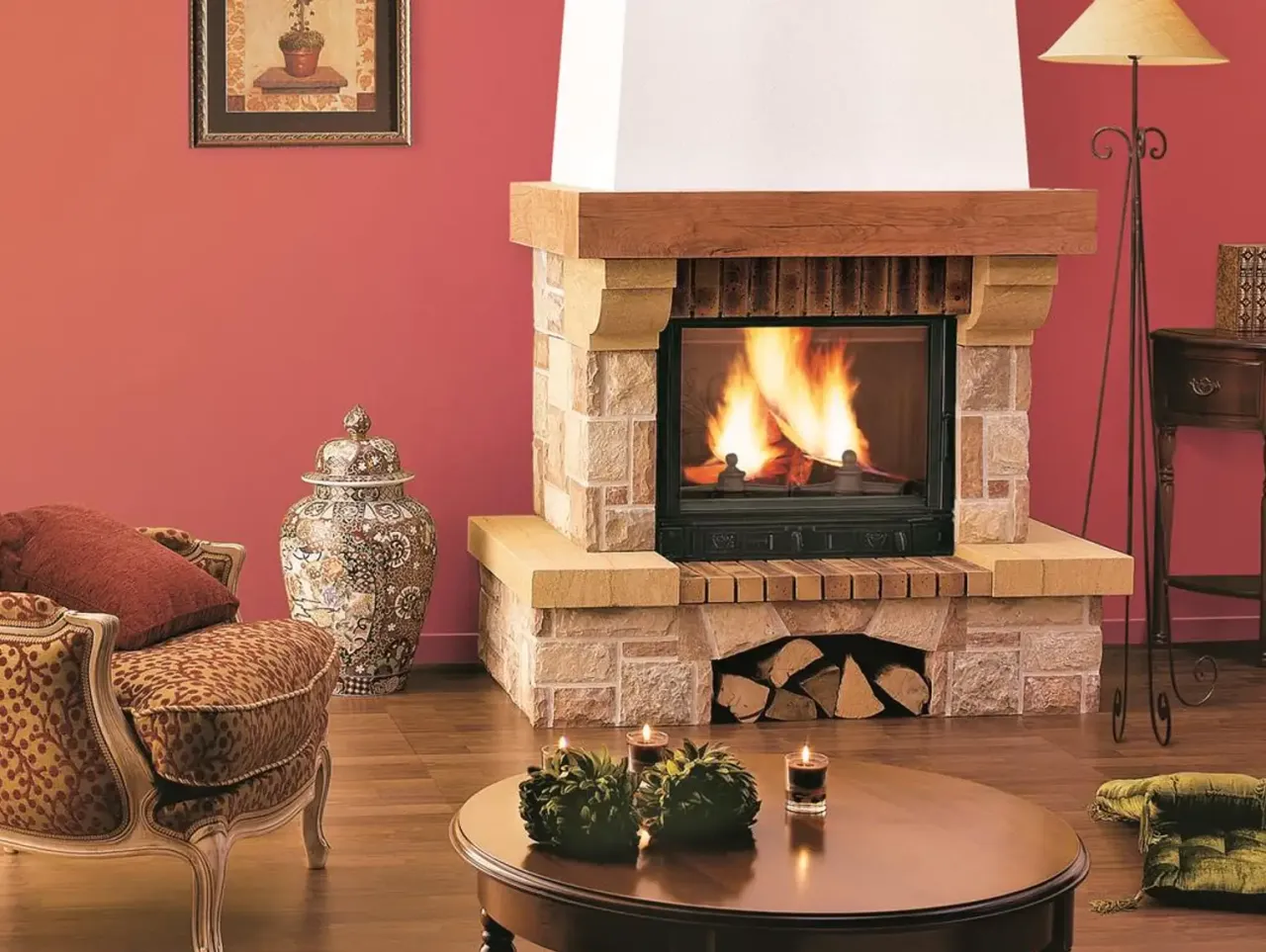 Przytulny salon z palącym się kominkiem. Drewno w kominku pali się jasno, tworząc ciepłą atmosferę. Pytanie: do kiedy można palić drewnem?