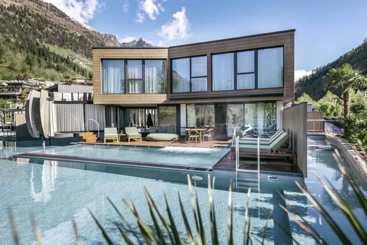 Moderne Spa-Landschaft mit Pool und Sauna