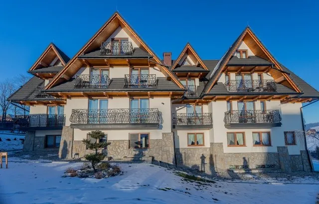 Różne typy zakwaterowania w górach (agroturystyka, domek, pensjonat)