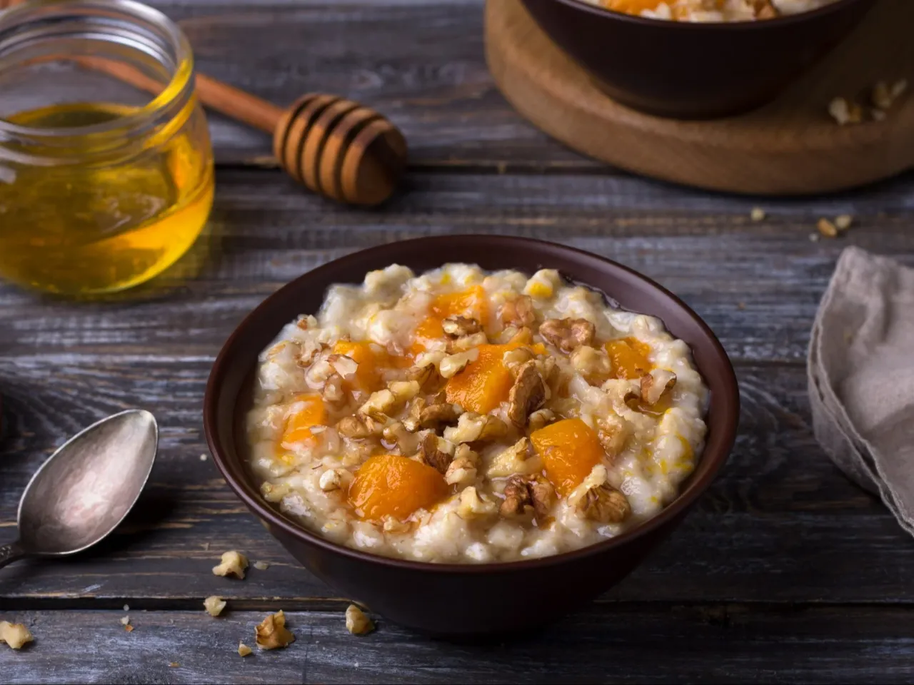 Pyszna owsianka z dynią i orzechami, idealna na zdrowe śniadanie. Ten przepis na zdrową owsiankę to gwarancja pysznego startu dnia.
