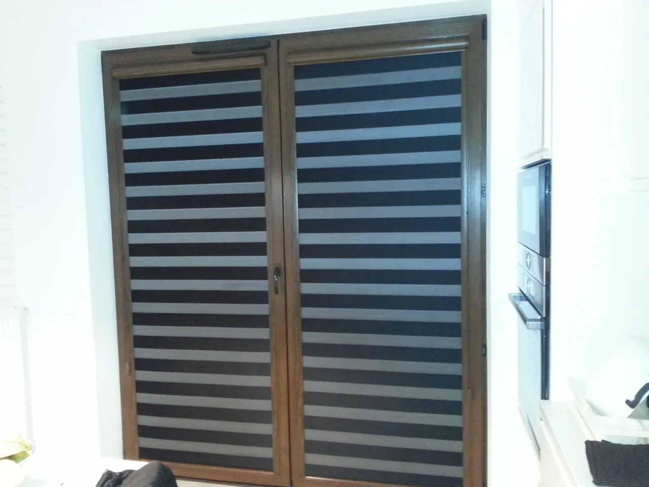 Rodzaje rolet do brązowych okien dzień-noc rzymskie plisy