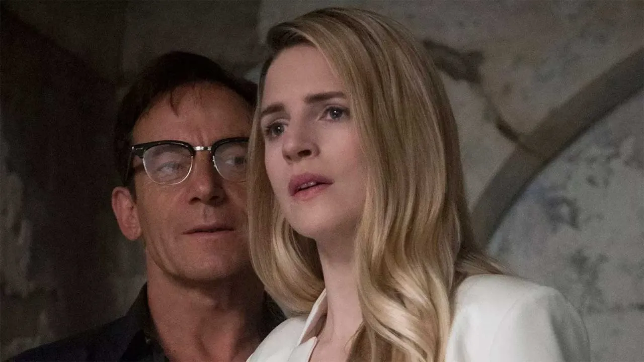 Mężczyzna w okularach i kobieta o blond włosach, wpatrzeni w dal. Scena z serialu