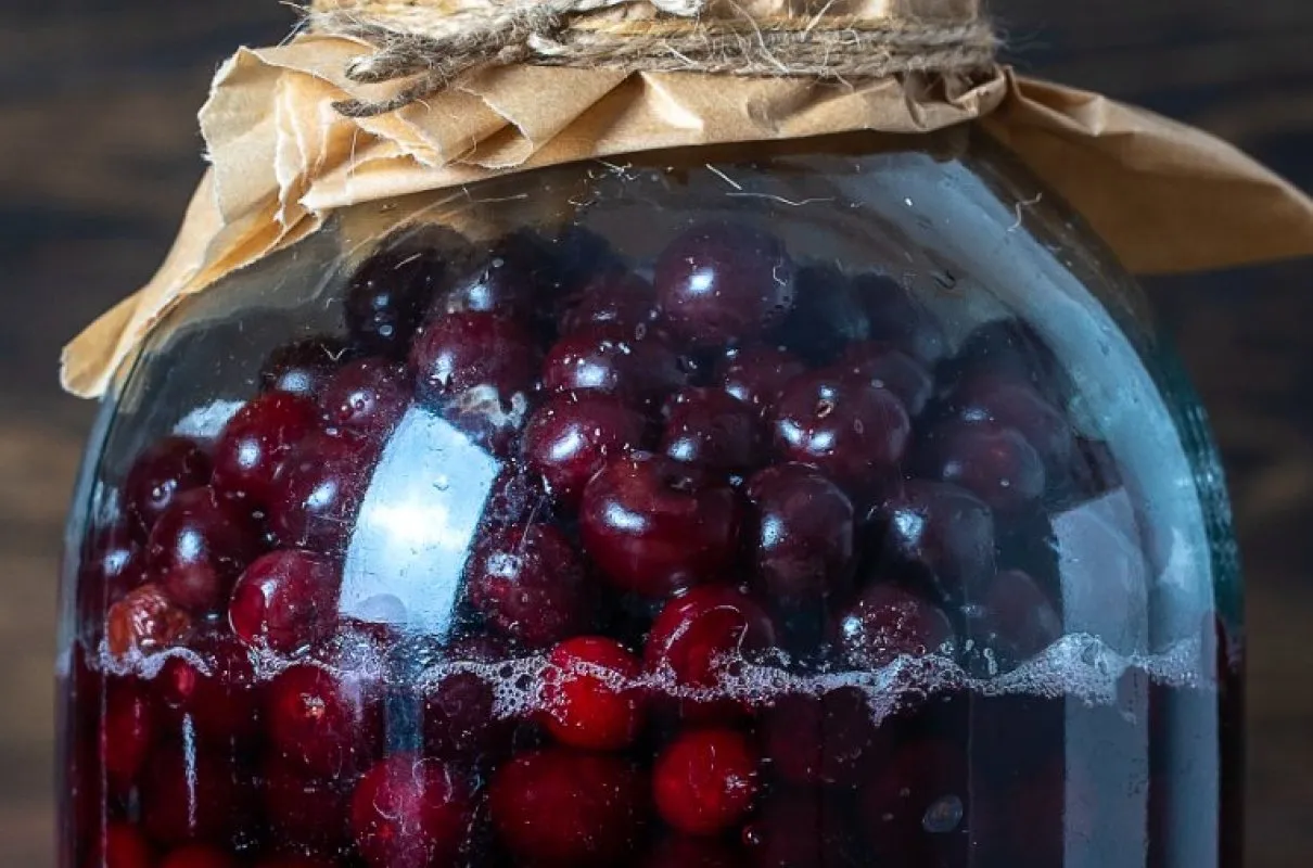 słoik z wiśniami zalanymi alkoholem