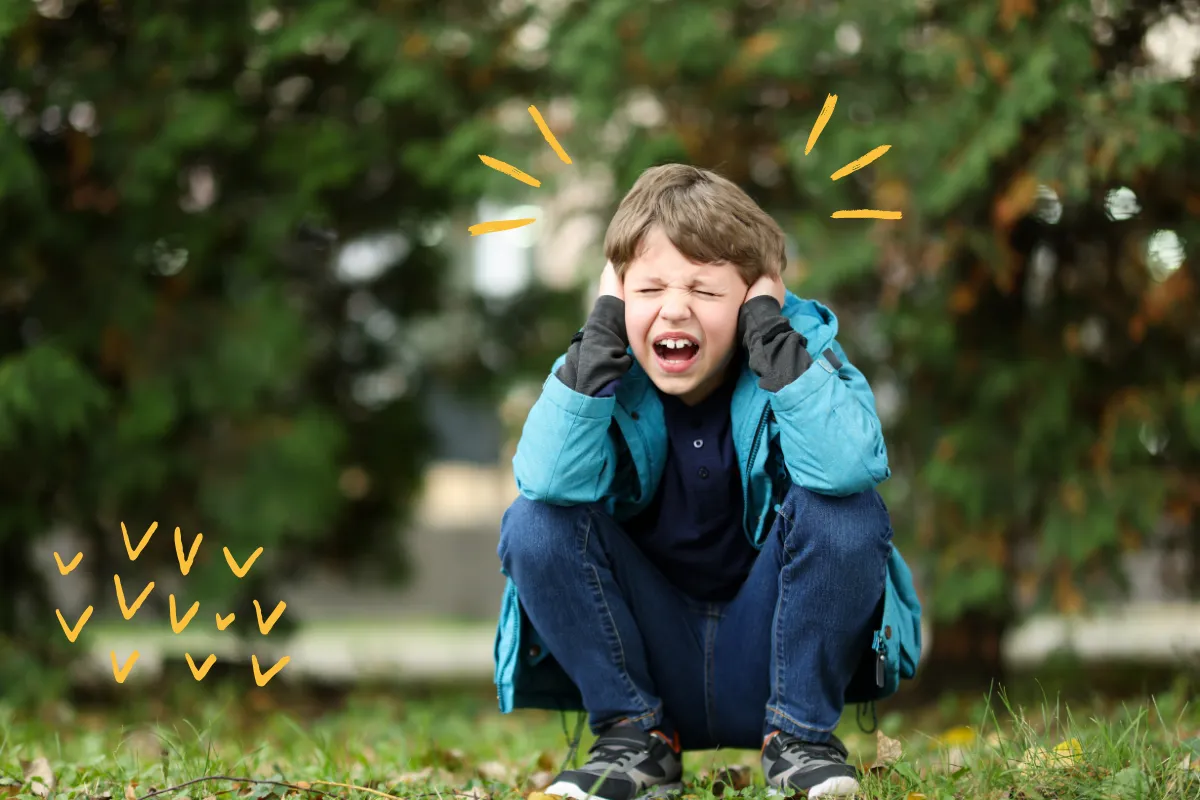 rodzic pocieszający płaczące dziecko