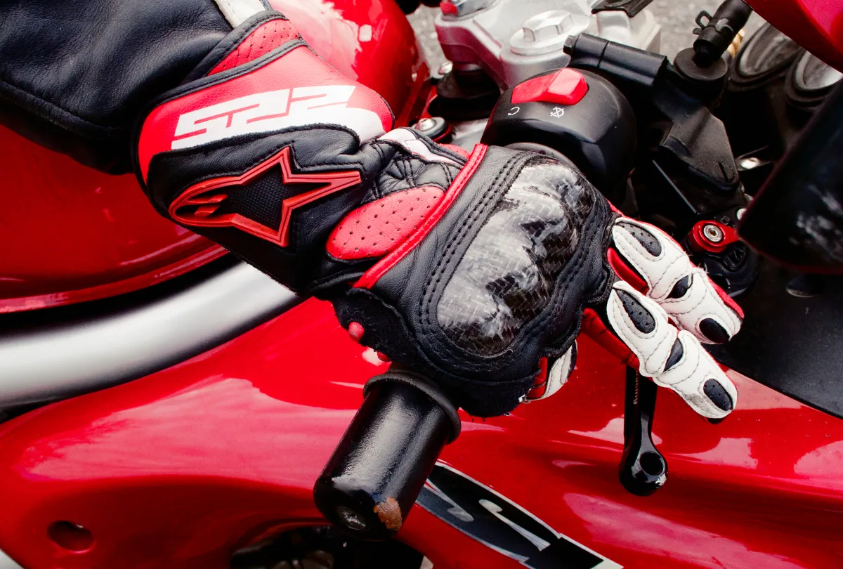 motocyklista w rękawicach trzymający manetkę gazu