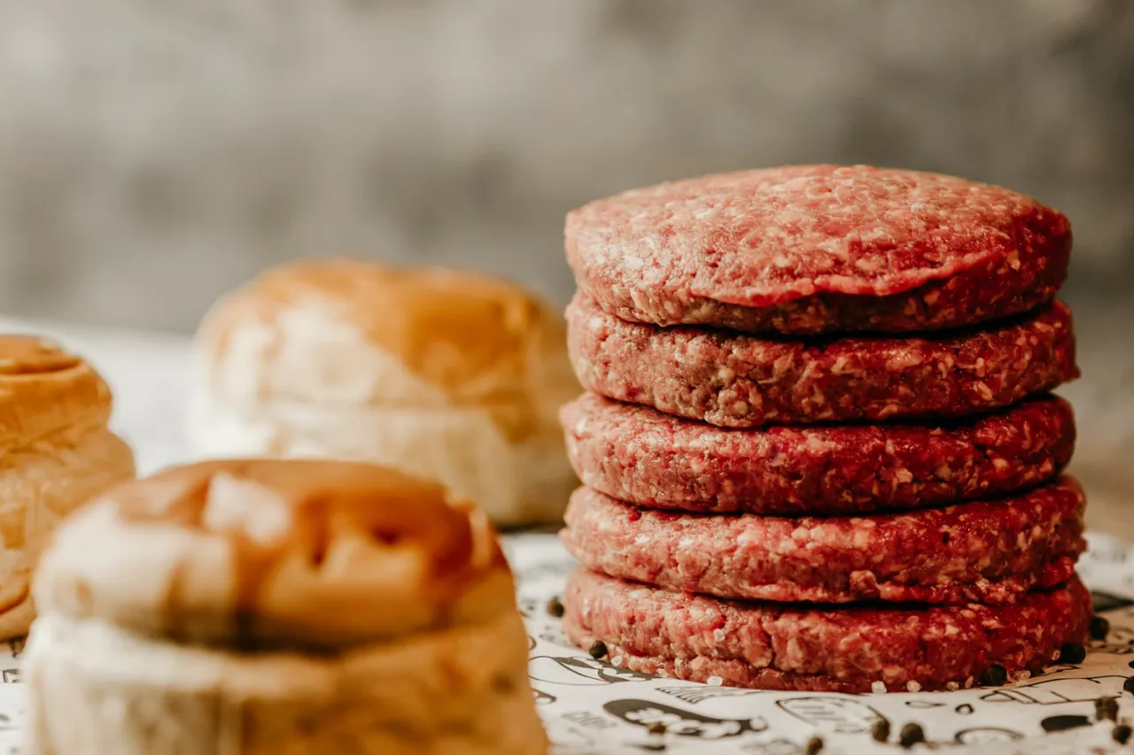 surowy kotlet wołowy na burgera