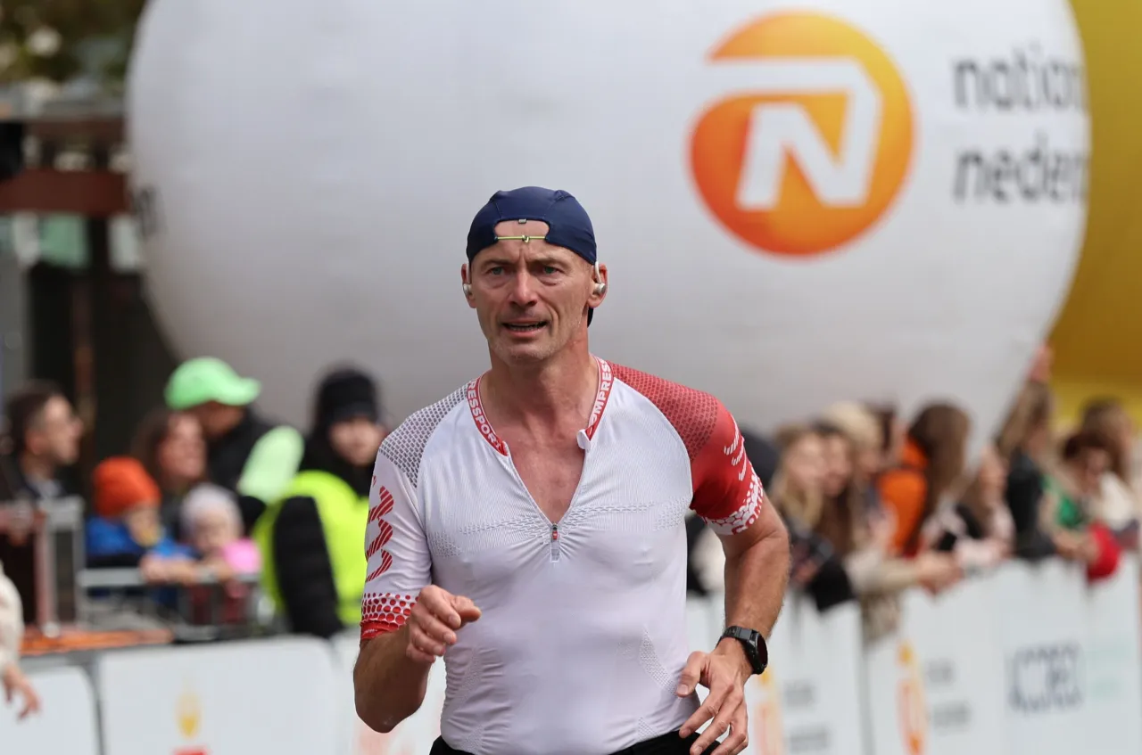 Biegacz na trasie maratonu