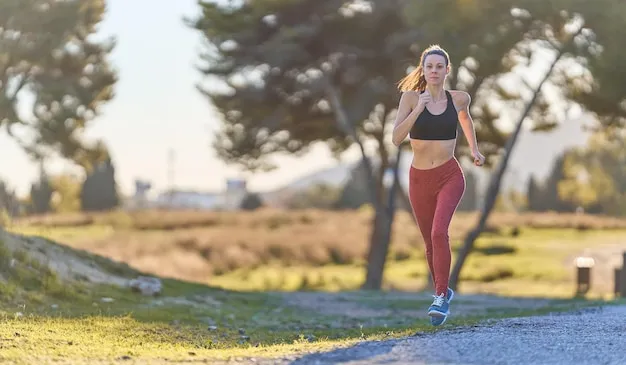 kobieta biegnąca w parku, trening cardio