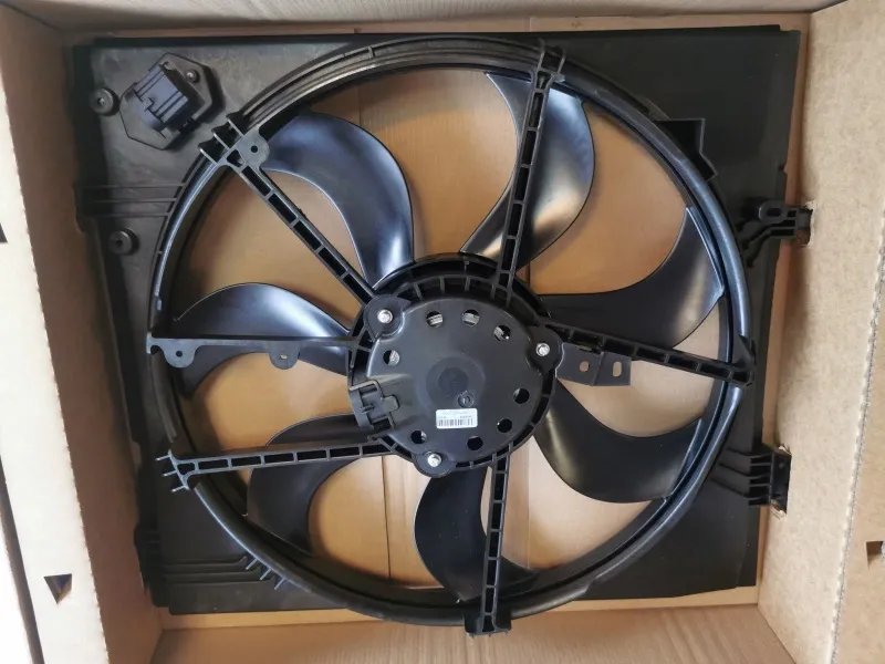 uszkodzony silnik wentylatora chłodnicy lub połamane łopatki