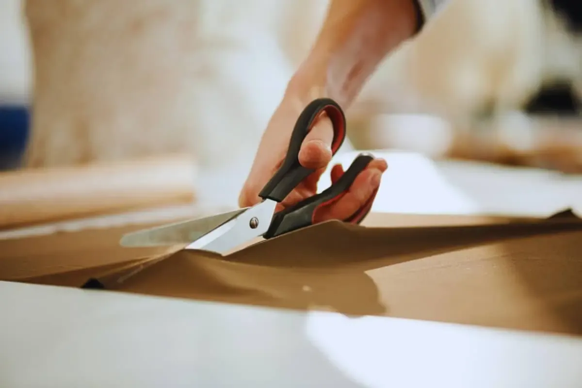 Układanie wykroju na materiale przed krojeniem