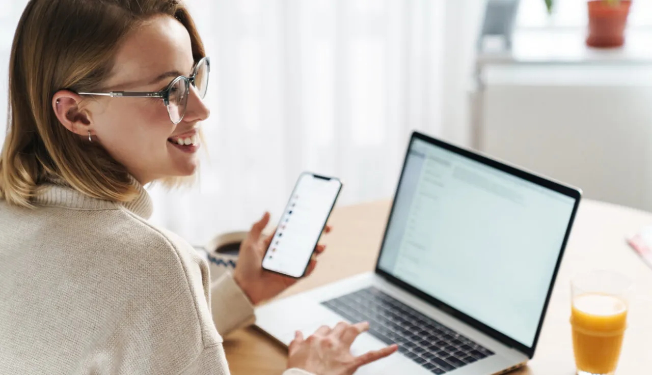 Osoba korzystająca z alternatywnej przeglądarki na telefonie