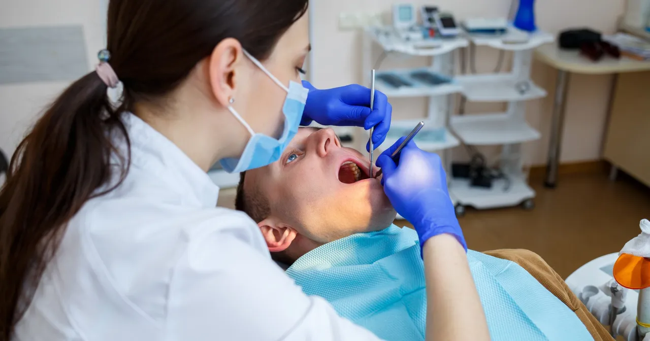 dentysta wystawia l4, zabieg chirurgiczny zęba, ból zęba