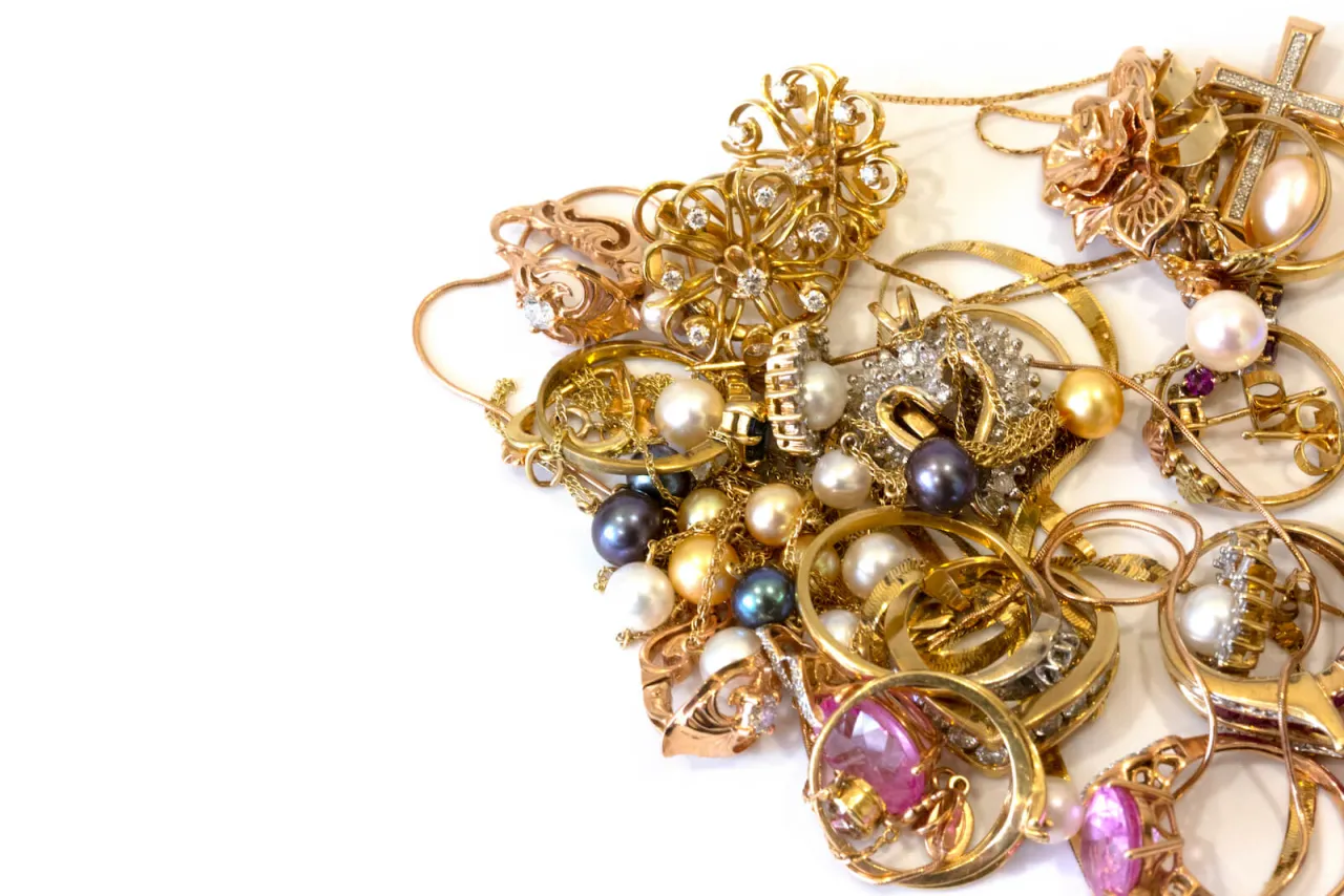 pracownik lombardu wycenia biżuterię