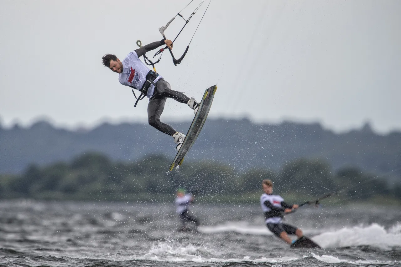 Zdjęcie Ile kosztuje kitesurfing? Sprawdź ceny lekcji i wynajmu sprzętu
