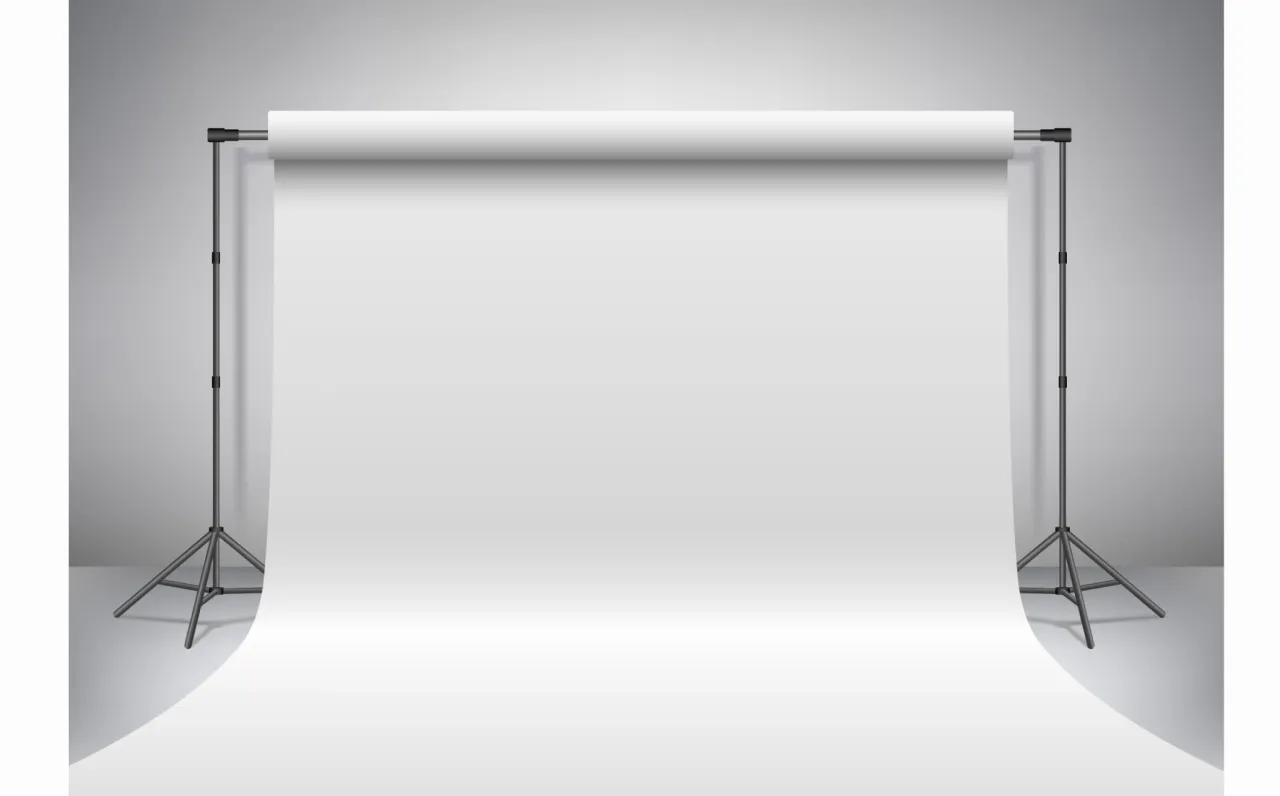 Studio z białym tłem, idealne do nauki, jak zrobić zdjęcia na białym tle.