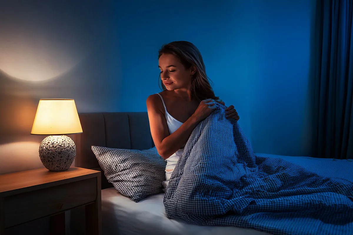 mężczyzna w nocy idzie do toalety, problem z snem