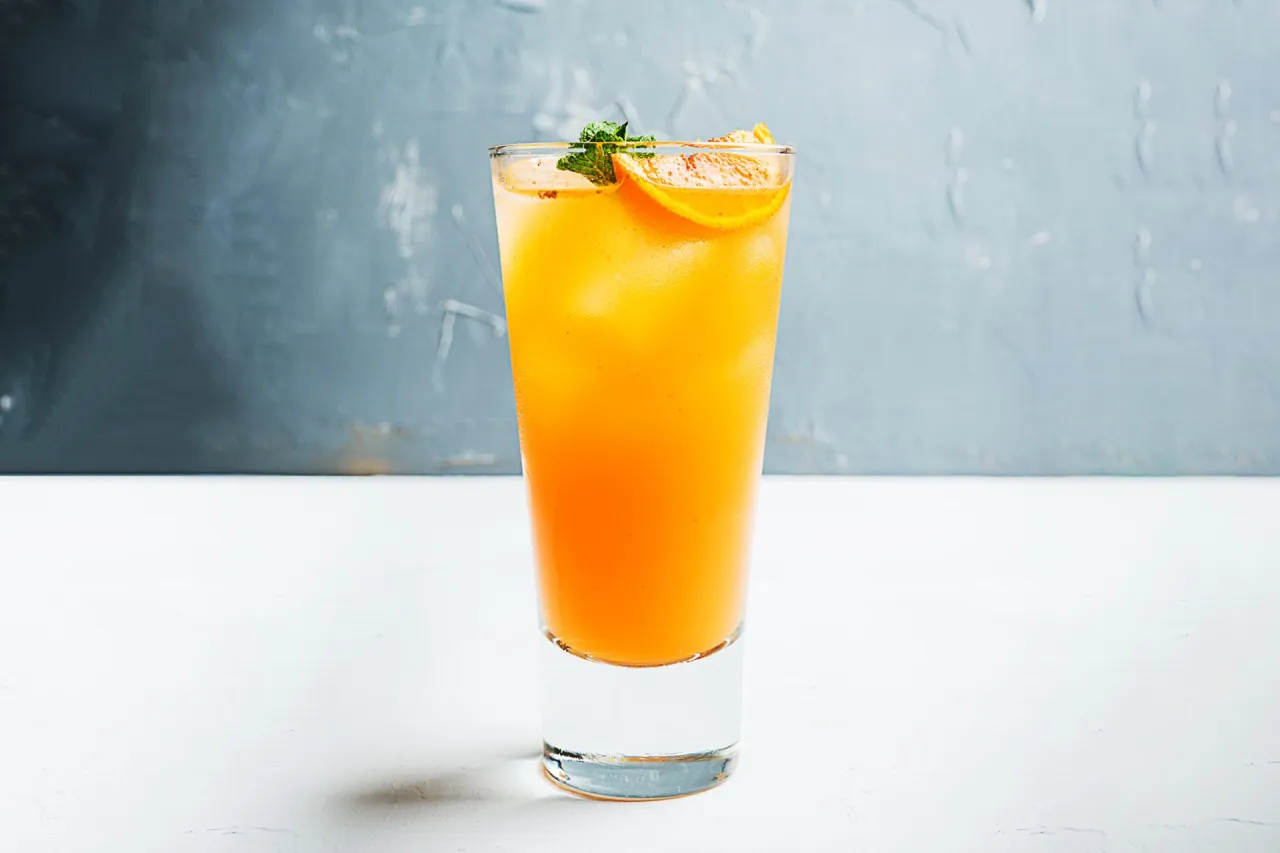 Fuzzy Navel drink z pomarańczą