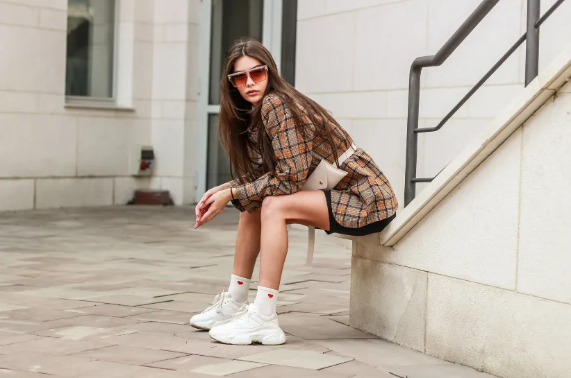 stylizacje z sneakersami, sneakersy do sukienki, sneakersy do garnituru, casualowe stylizacje z butami sportowymi