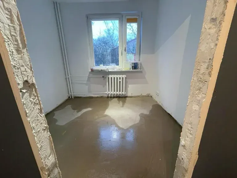 Zalane mieszkanie w bloku po awarii