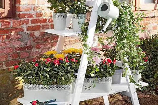 kwietnik kaskadowy z doniczek drabiny rur PVC
