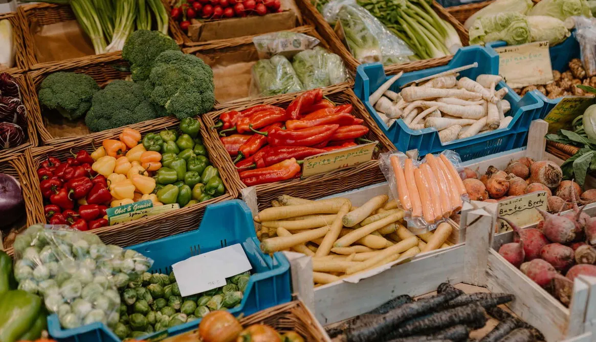 frisches saisonales Gem&uuml;se vom regionalen Markt