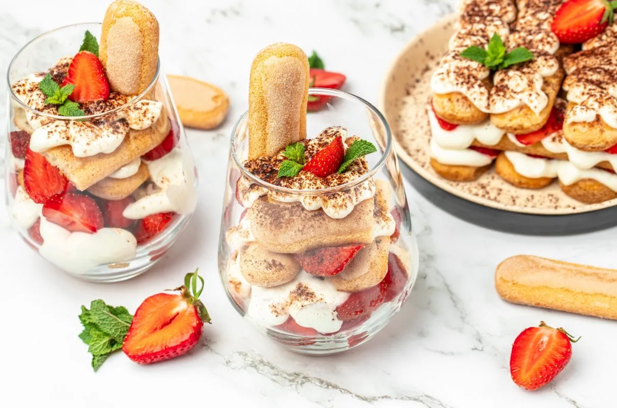 r&oacute;żne desery z biszkopt&oacute;w